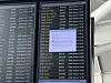 Табло рейсів аеропорту відображають список рейсів із мережевим повідомленням.