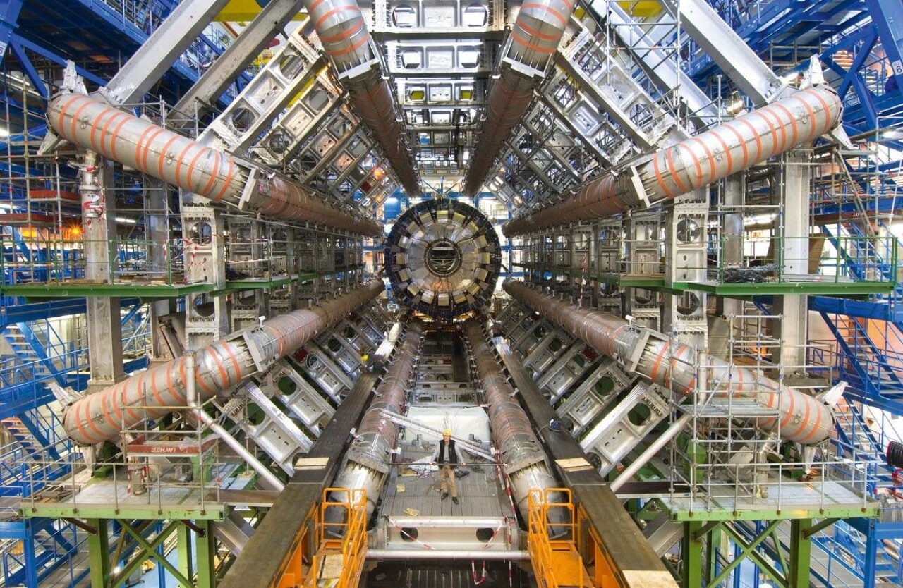 Büyük Hadron Çarpıştırıcısı CERN tüneli