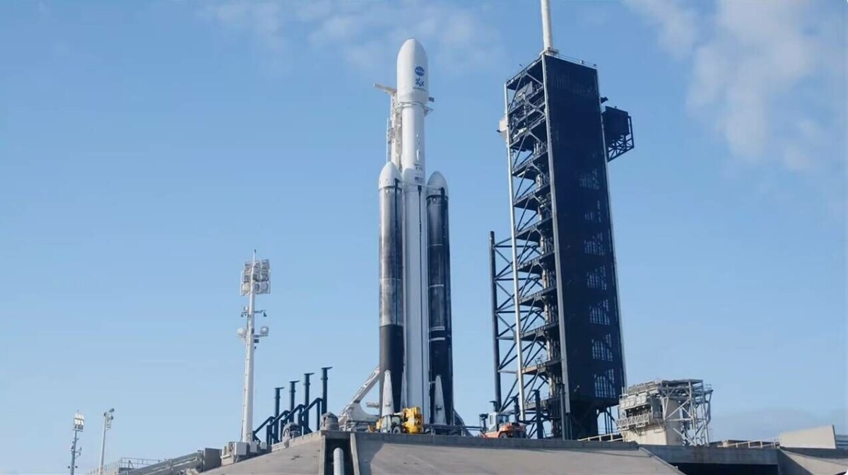 SpaceX's Falcon Heavy launches NASA's Europa Clipper