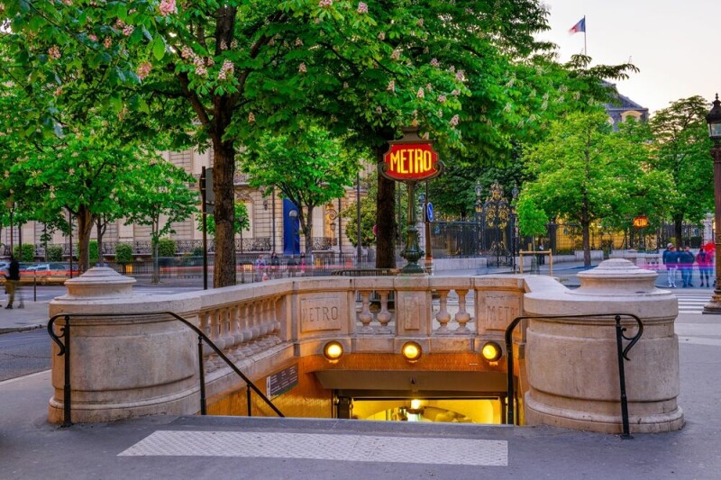 Next stop, C:\ ... Paris Metro screen goes off the