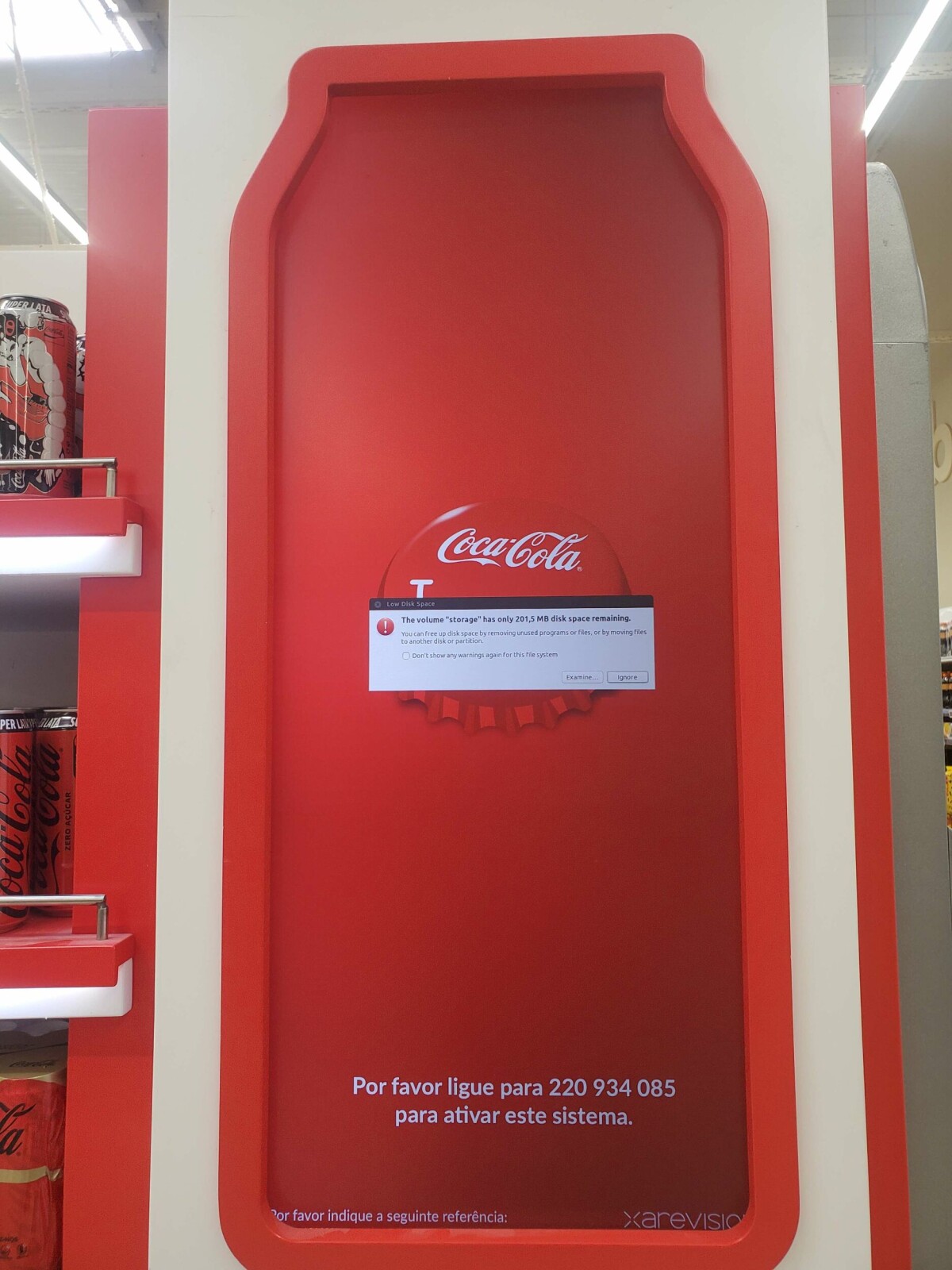 Coca-Cola バンク デジタル表示 Digital indigestion: Fizzy Coca-Cola display chokes on full storage