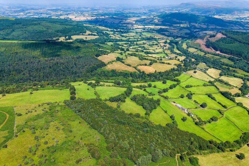UK funds flying broadband stations with power beamed from below
